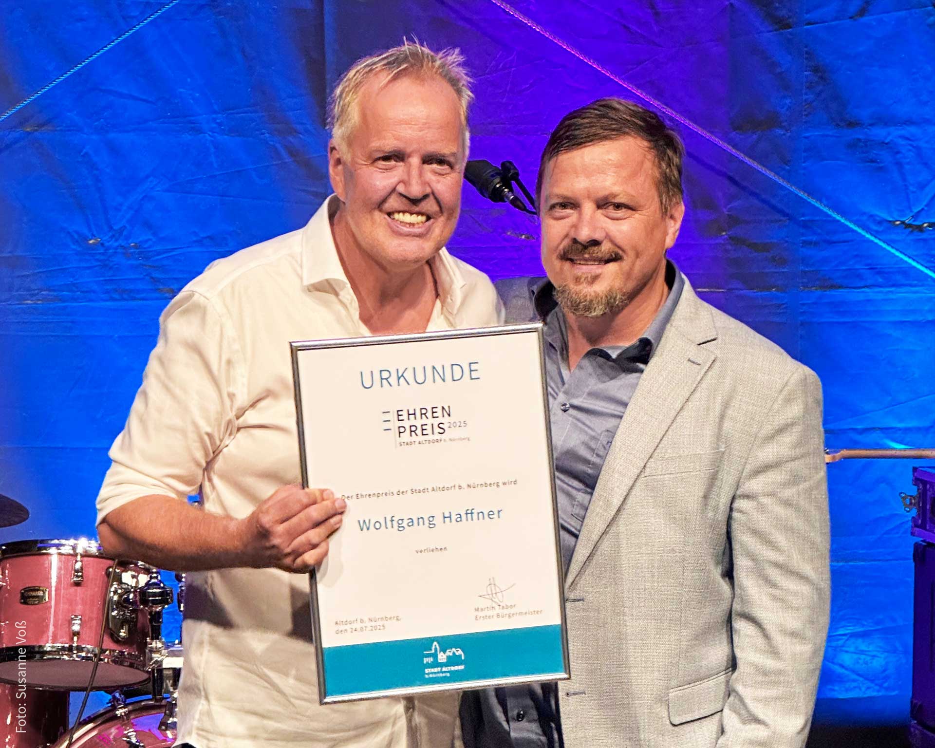 Bild mit Wolfgang Haffner und 1. Bürgermeister Martin Tabor bei der Verleihung des Ehrenpreises Kultur der Stadt Altdorf