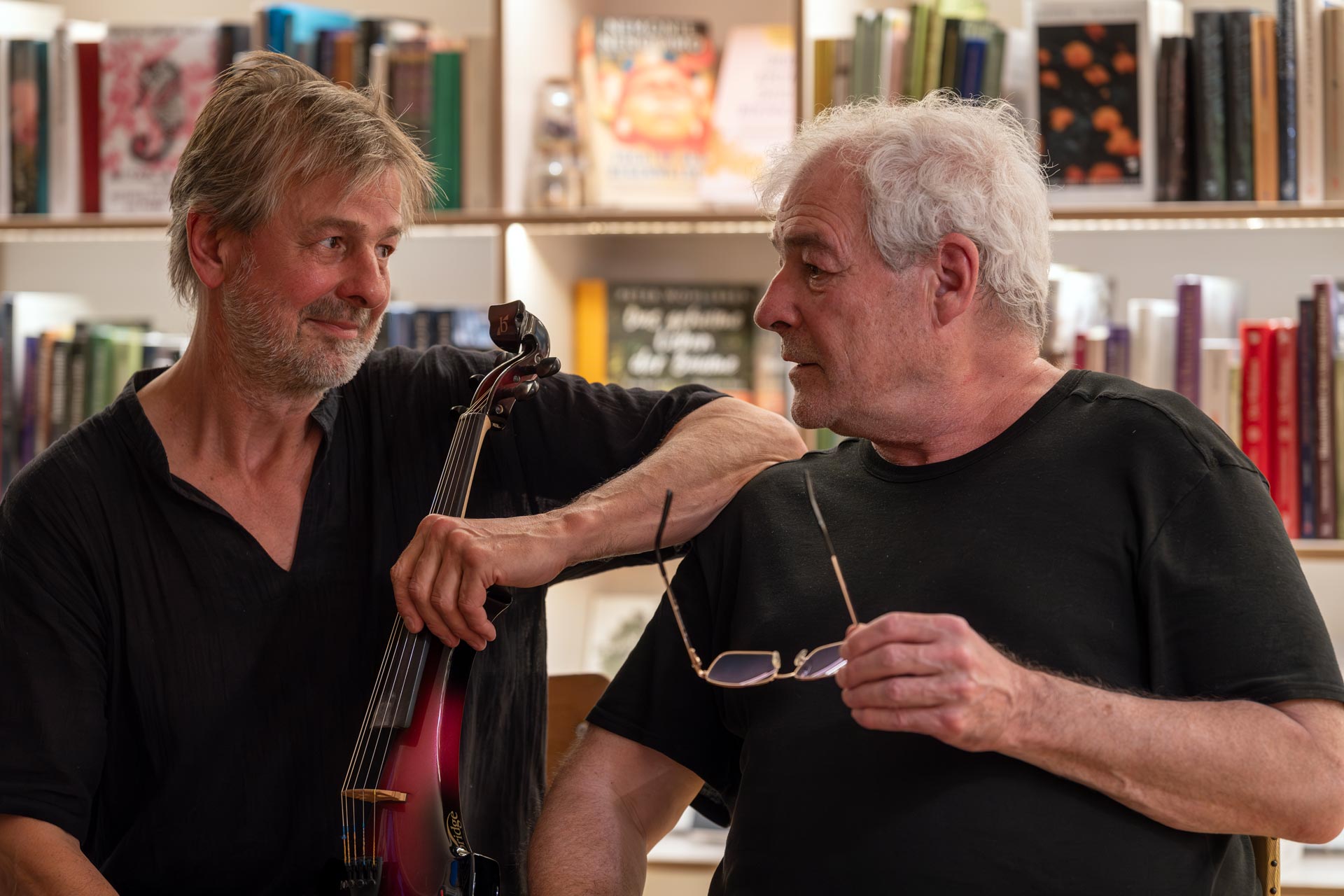 „...UND DER HAIFISCH, DER HAT ZÄHNE...“