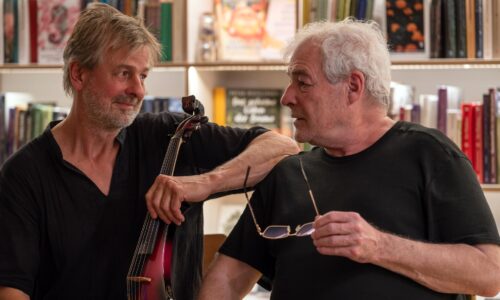 „...UND DER HAIFISCH, DER HAT ZÄHNE...“